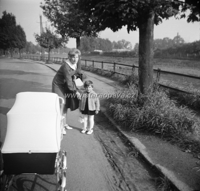 kolofikogvo (10).jpg - Procházka po Kolofíkově nábřeží. Foto kolem roku 1970.